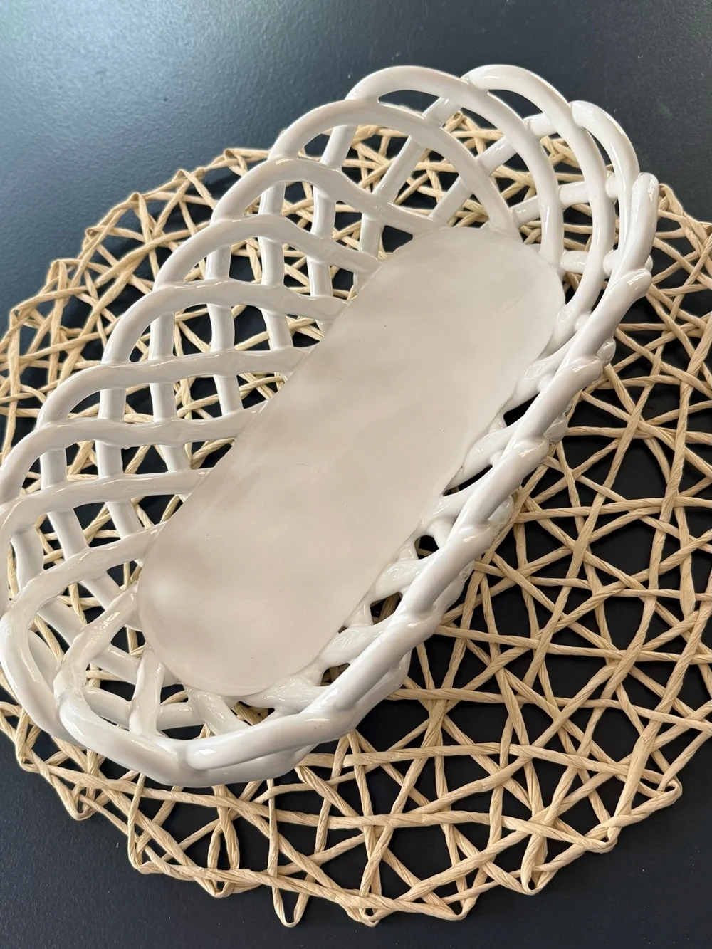 Primgo’gi Ceramic woven basket in glossy white